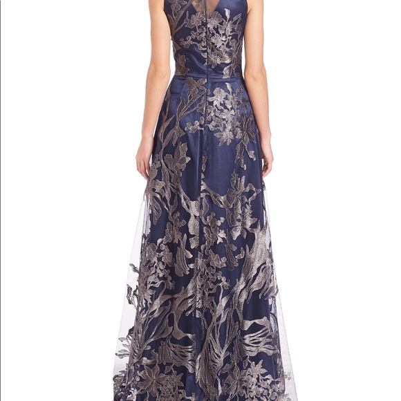 Stunning David Meister gown - Picture 2 of 3